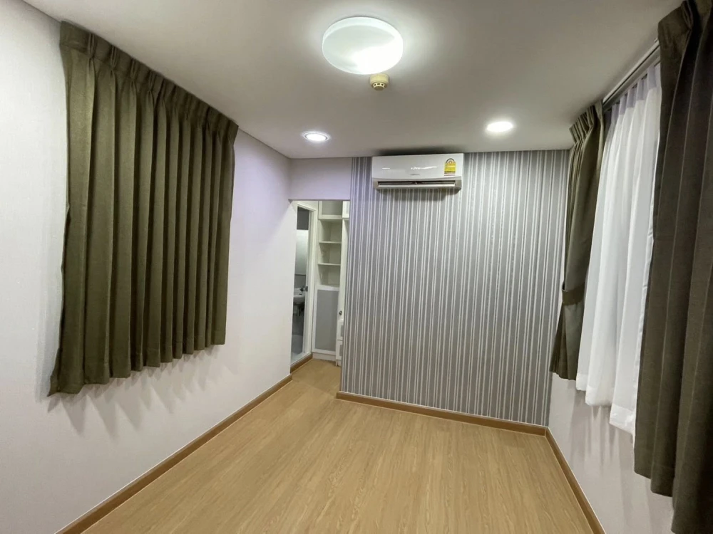 For rent: Lumpini Condo Town Romklao-Suvarnabhumi. Spacious and comfortable unit. Book now before it's too late!+++