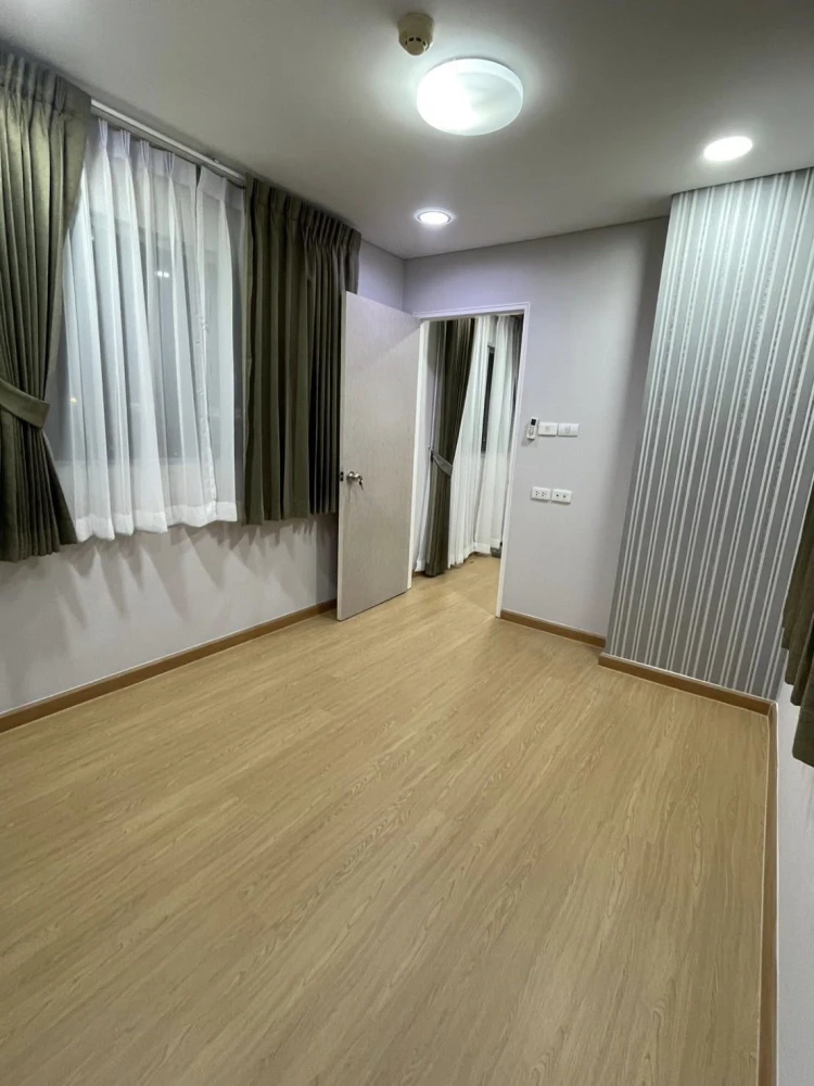 For rent: Lumpini Condo Town Romklao-Suvarnabhumi. Spacious and comfortable unit. Book now before it's too late!+++