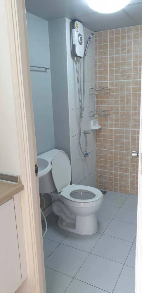 For rent: Lumpini Condo Town Romklao-Suvarnabhumi. Ready to move in. Fully furnished. Hurry and reserve now. Don't delay.