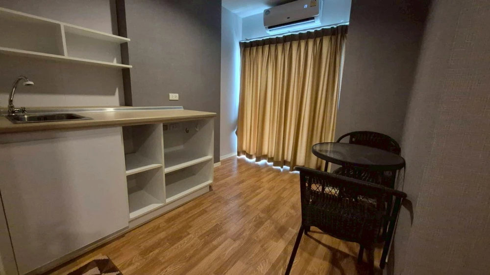 For rent: Lumpini Condo Town Phetkasem 98, 9th floor unit. Excellent location, fully furnished. What are you waiting for?