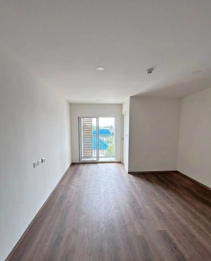 For rent: Lumpini Condo Town Ekachai 48. Unfurnished unit, perfect for those who love decorating! Great price, easy on the wallet. Book now!