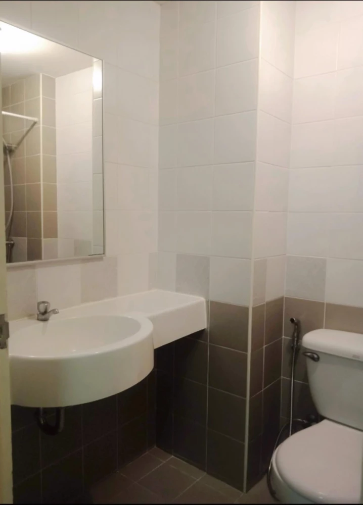 For rent: Lumpini Town Bodindecha-Ramkhamhaeng E, 2nd floor. Convenient location with 7/11 and shops on the ground floor – no need to walk far. Book n