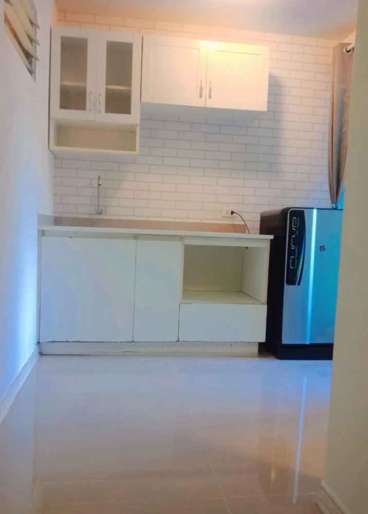 For rent: Lumpini Town Bodindecha-Ramkhamhaeng E, 2nd floor. Convenient location with 7/11 and shops on the ground floor – no need to walk far. Book n