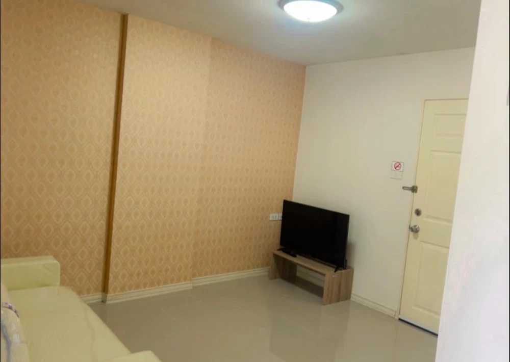 For rent: Lumpini Town Bodindecha-Ramkhamhaeng E, 2nd floor. Convenient location with 7/11 and shops on the ground floor – no need to walk far. Book n