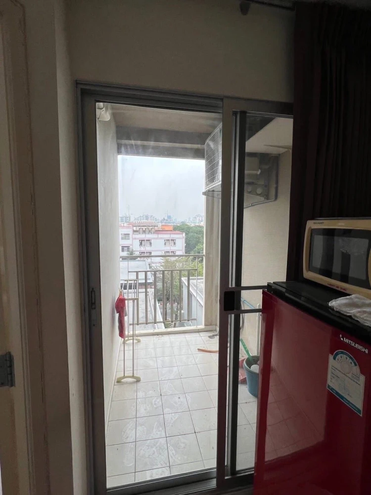 For rent: Lumpini Town Bodindecha-Ramkhamhaeng, Building D4, 7th floor, separate bedroom and living room. Furniture and appliances as shown in the pic