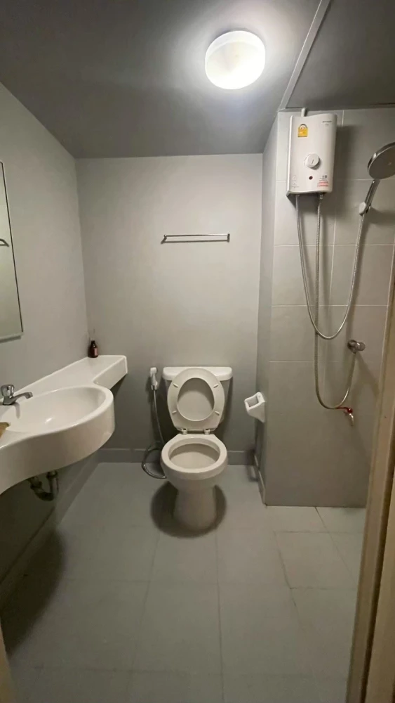 For rent: Lumpini Township Rangsit Klong 1, 26 sq.m. partitioned room, C8, 6th floor. Great price, includes washing machine. Book now!