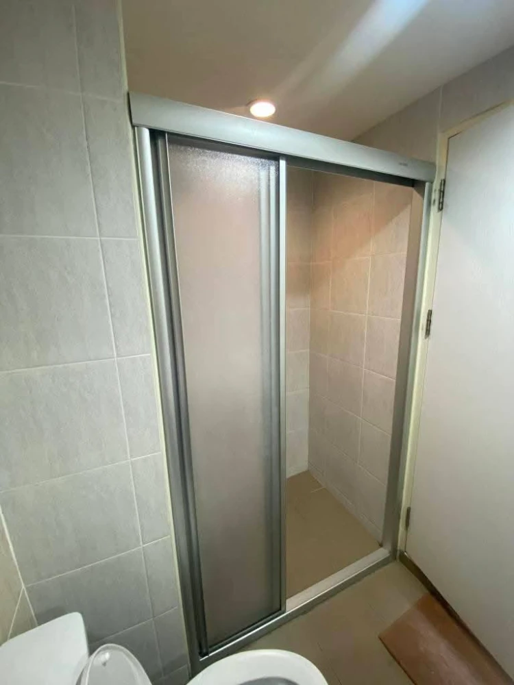 For rent: Lumpini Nawamin Sri Burapha, Building C1, 10th floor, very comfortable color tone room, fully furnished with built-in furniture. Reserve now