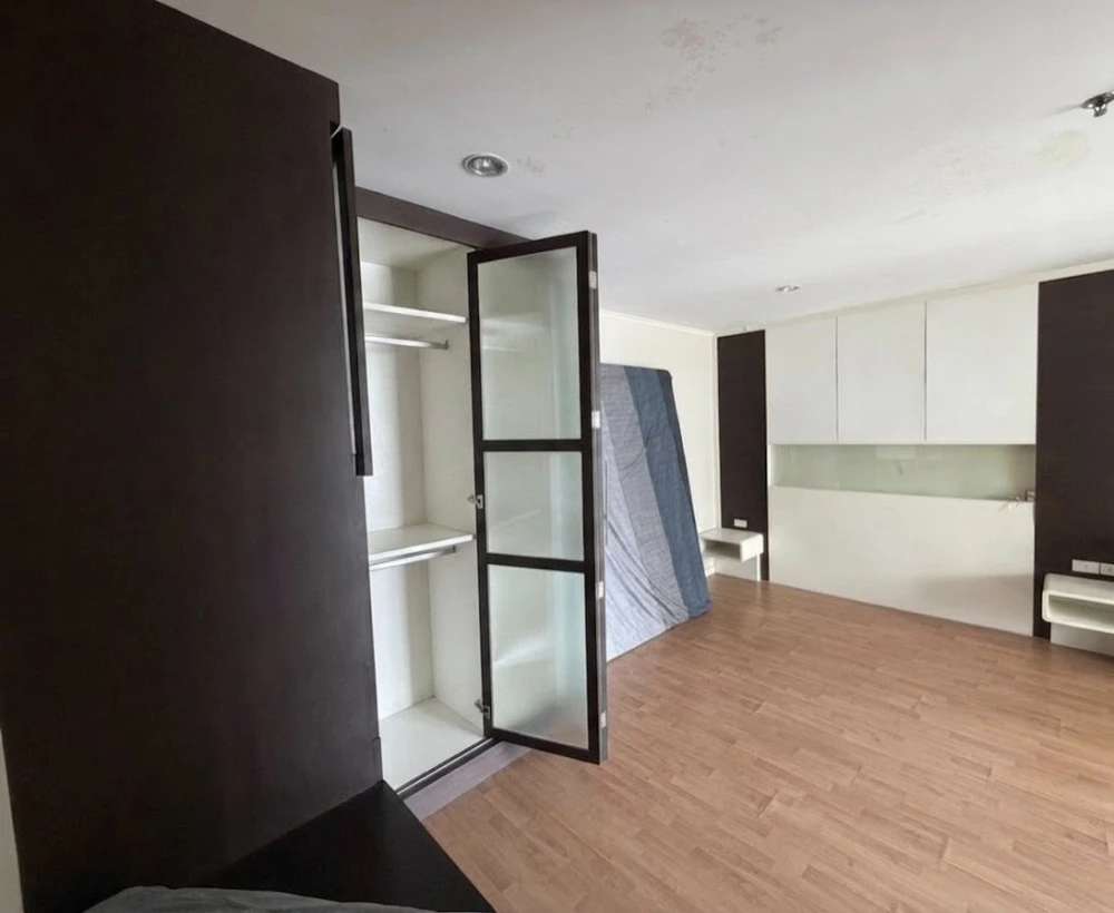 For rent: Lumpini Phahol-Sutthisan, Building B, 19th floor, large 2-bedroom unit, fully furnished. Book now!