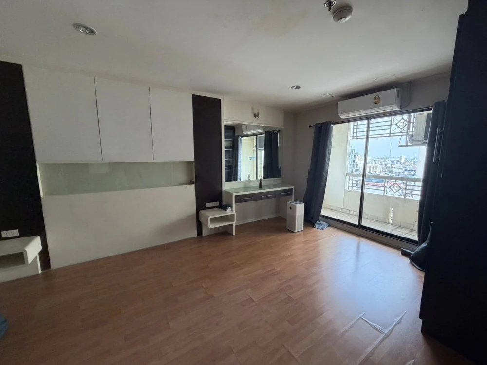 For rent: Lumpini Phahol-Sutthisan, Building B, 19th floor, large 2-bedroom unit, fully furnished. Book now!
