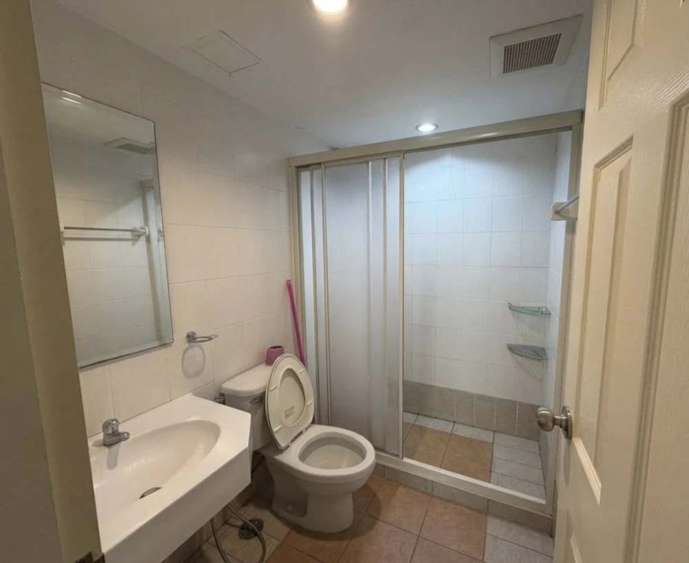 For rent: Lumpini Phahol-Sutthisan, Building B, 19th floor, large 2-bedroom unit, fully furnished. Book now!