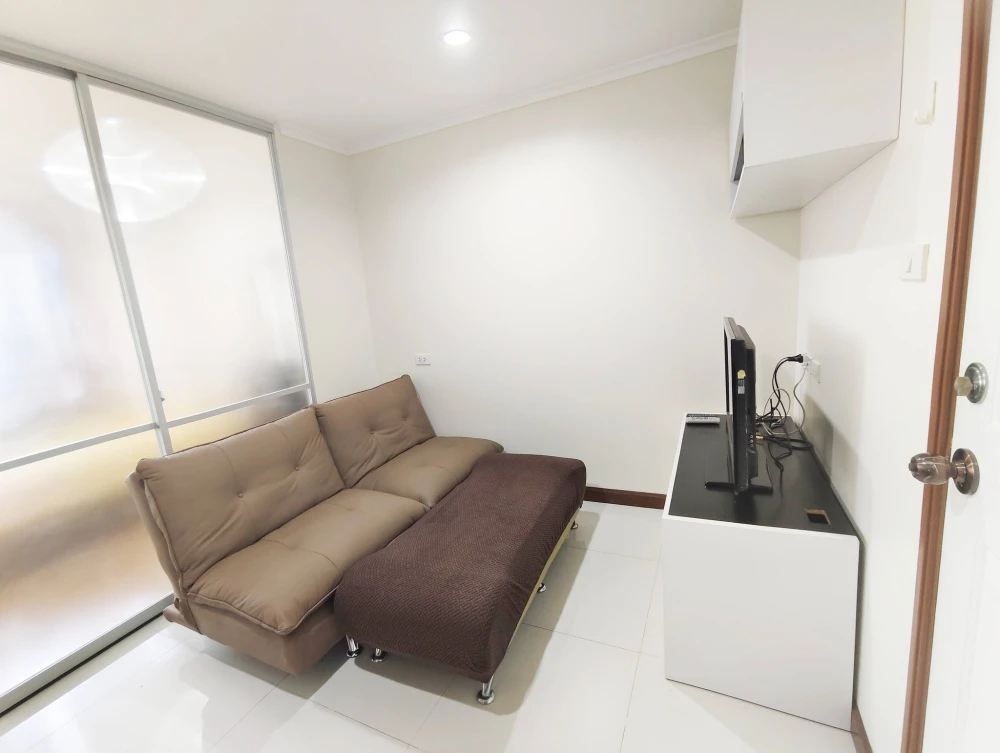 For rent: Lumpini Park Pinklao. Convenient location. Furnished as shown in the pictures, and includes appliances. Book now!