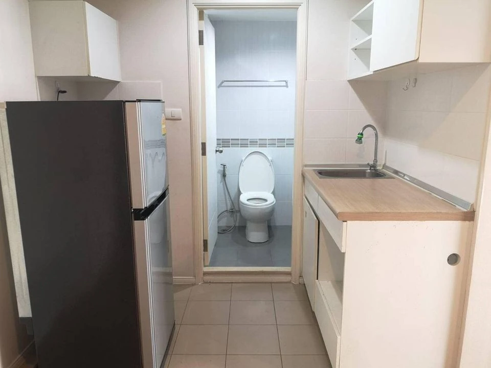 For rent: Lumpini Park Rama 9-Ratchada, a nice room, complete with furniture and appliances, reasonable price, hurry and reserve now.
