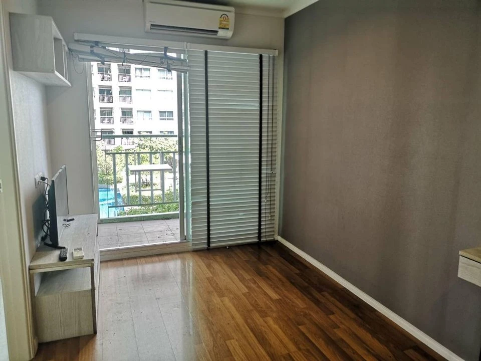 For rent: Lumpini Park Rama 9-Ratchada, a nice room, complete with furniture and appliances, reasonable price, hurry and reserve now.