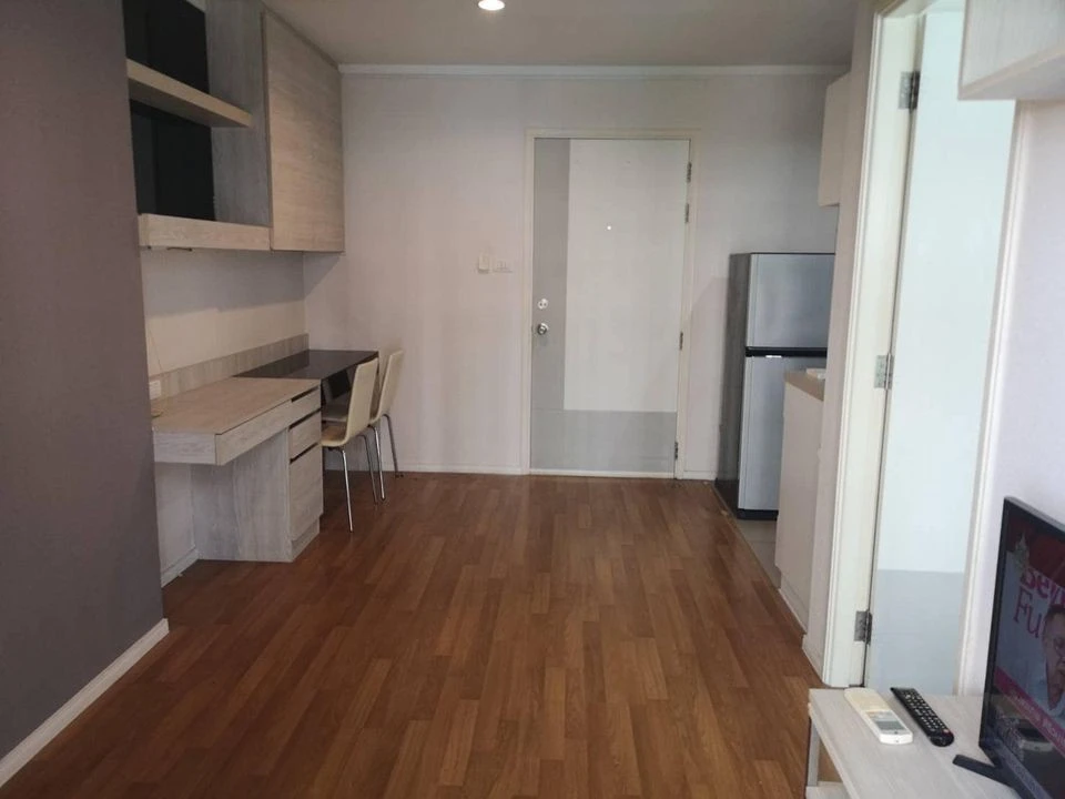 For rent: Lumpini Park Rama 9-Ratchada, a nice room, complete with furniture and appliances, reasonable price, hurry and reserve now.