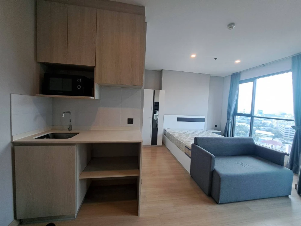 For rent: Lumpini Park Phaholyothin 32, 11th floor, beautiful view, fully furnished with basic furniture. Ready to move in.