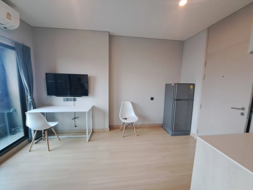 For rent: Lumpini Park Phaholyothin 32, 11th floor, beautiful view, fully furnished with basic furniture. Ready to move in.