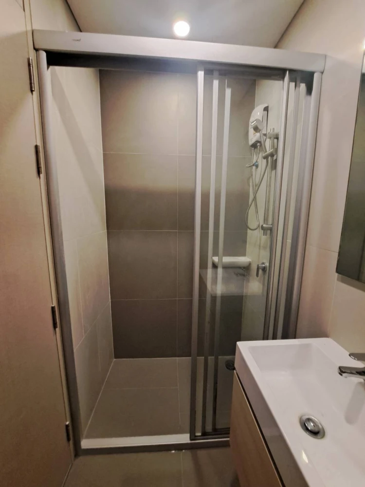 For rent: Lumpini Park Phaholyothin 32, 11th floor, beautiful view, fully furnished with basic furniture. Ready to move in.