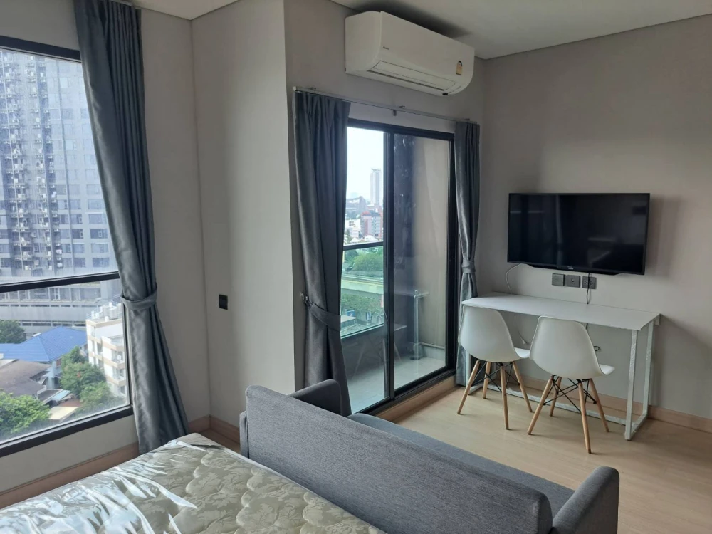 For rent: Lumpini Park Phaholyothin 32, 11th floor, beautiful view, fully furnished with basic furniture. Ready to move in.