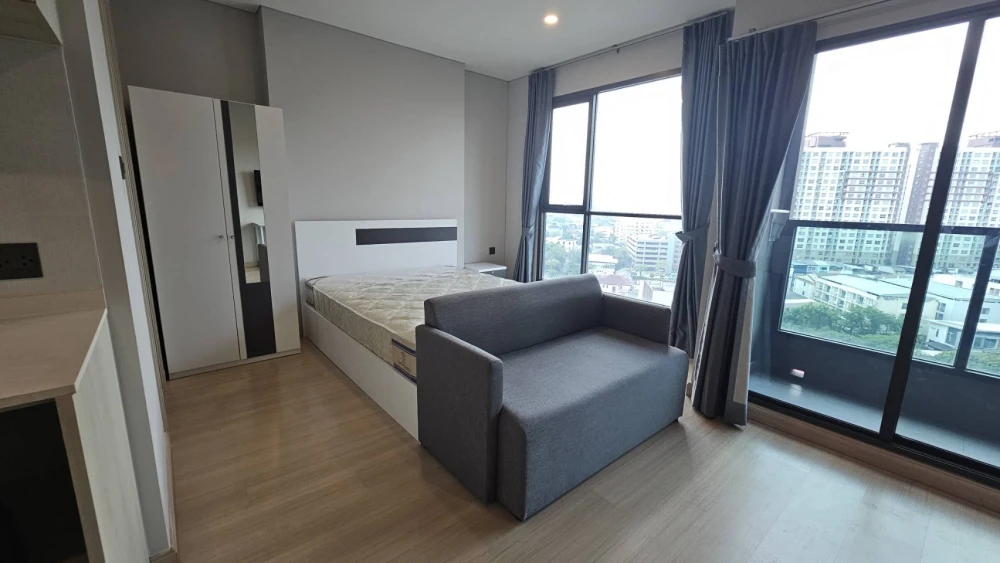 For rent: Lumpini Park Phaholyothin 32, 11th floor, beautiful view, fully furnished with basic furniture. Ready to move in.