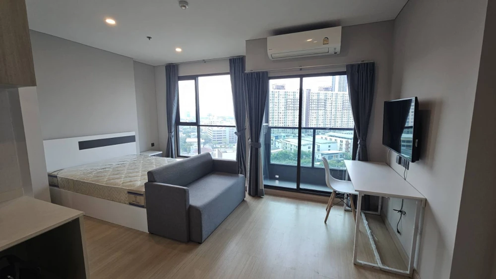 For rent: Lumpini Park Phaholyothin 32, 11th floor, beautiful view, fully furnished with basic furniture. Ready to move in.