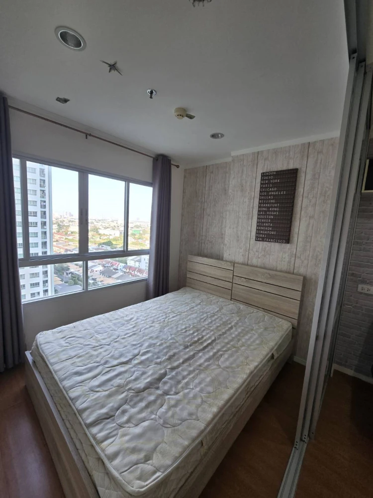 For rent: Lumpini Park Rattanathibet – Ngamwongwan. High-quality wallpaper installed. Fully furnished with appliances. Ready to move in.