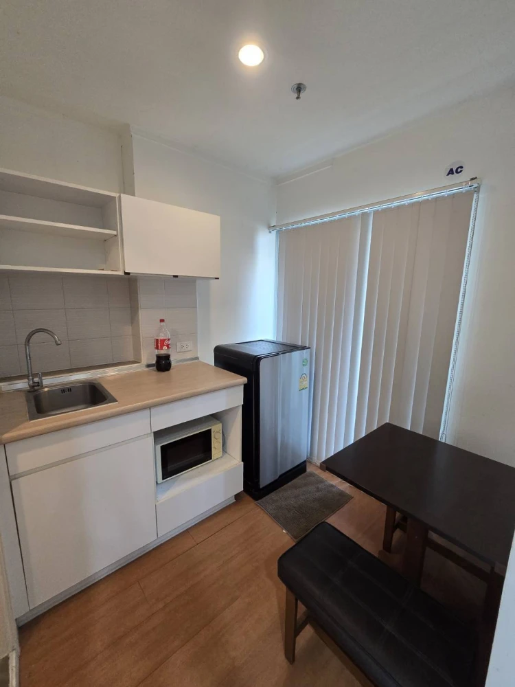 For rent: Lumpini Park Rattanathibet – Ngamwongwan. High-quality wallpaper installed. Fully furnished with appliances. Ready to move in.
