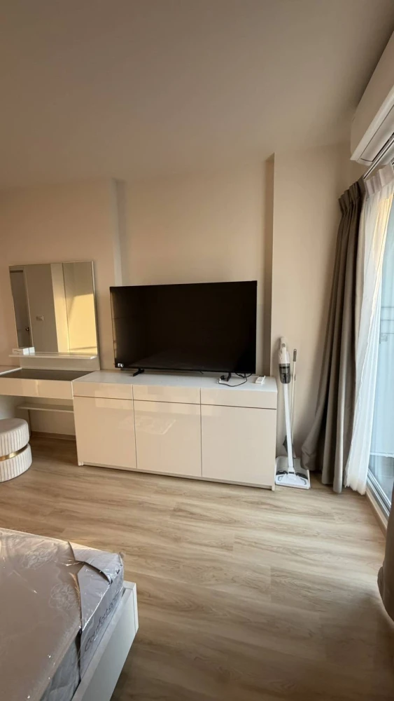 For rent: Lumpini Ville Charan-Fai Chai. The actual room matches the photos; it's clean, well-lit, and has a warm atmosphere.