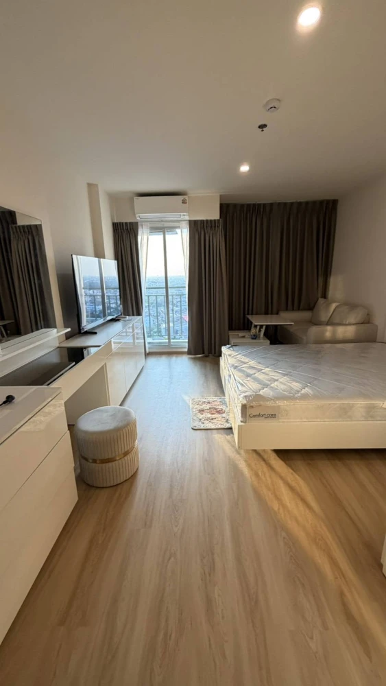 For rent: Lumpini Ville Charan-Fai Chai. The actual room matches the photos; it's clean, well-lit, and has a warm atmosphere.