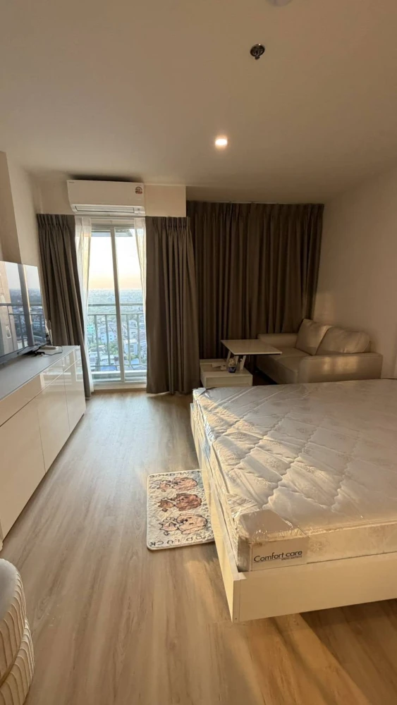 For rent: Lumpini Ville Charan-Fai Chai. The actual room matches the photos; it's clean, well-lit, and has a warm atmosphere.