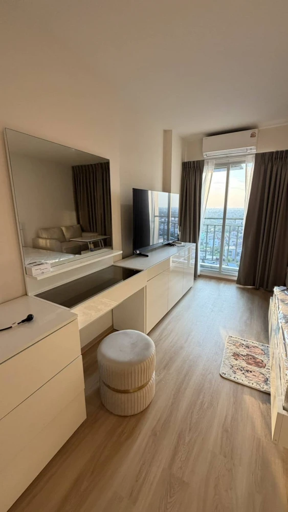 For rent: Lumpini Ville Charan-Fai Chai. The actual room matches the photos; it's clean, well-lit, and has a warm atmosphere.