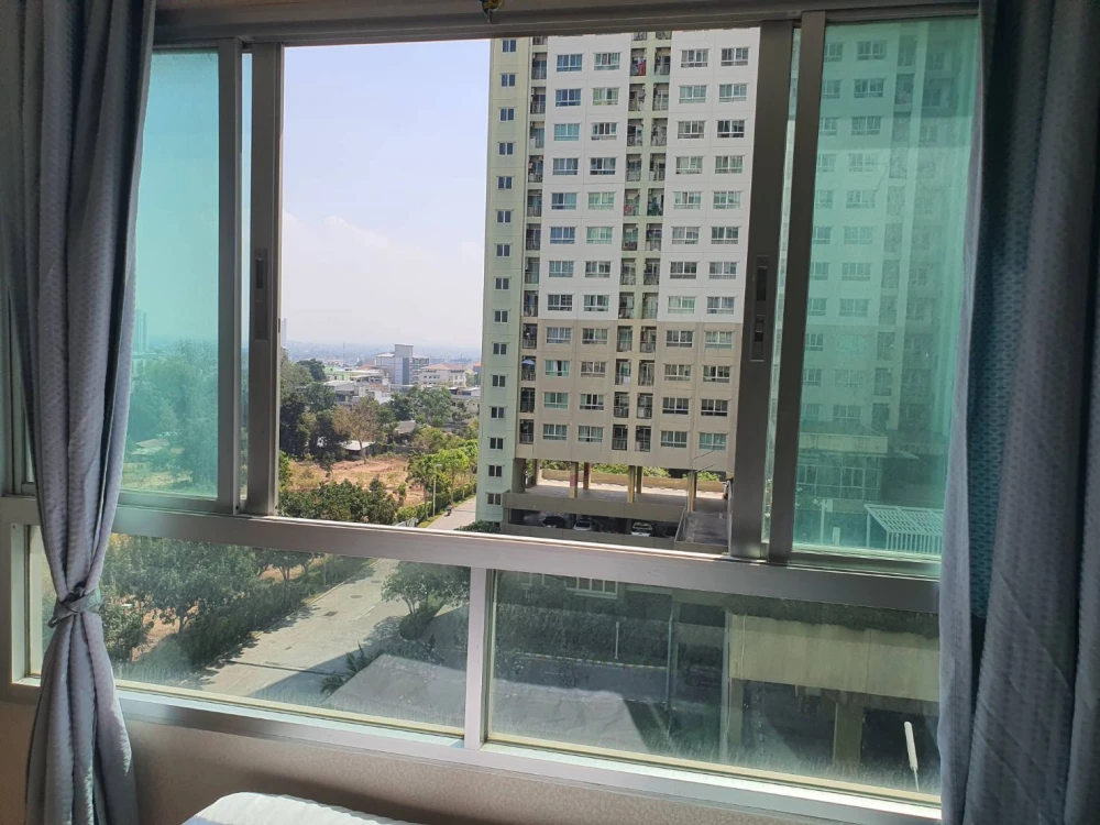 For rent: Lumpini Ville Naklua - Wongamat. A good-sized room with a well-designed layout, including a relaxation area, workspace, kitchen area, and a