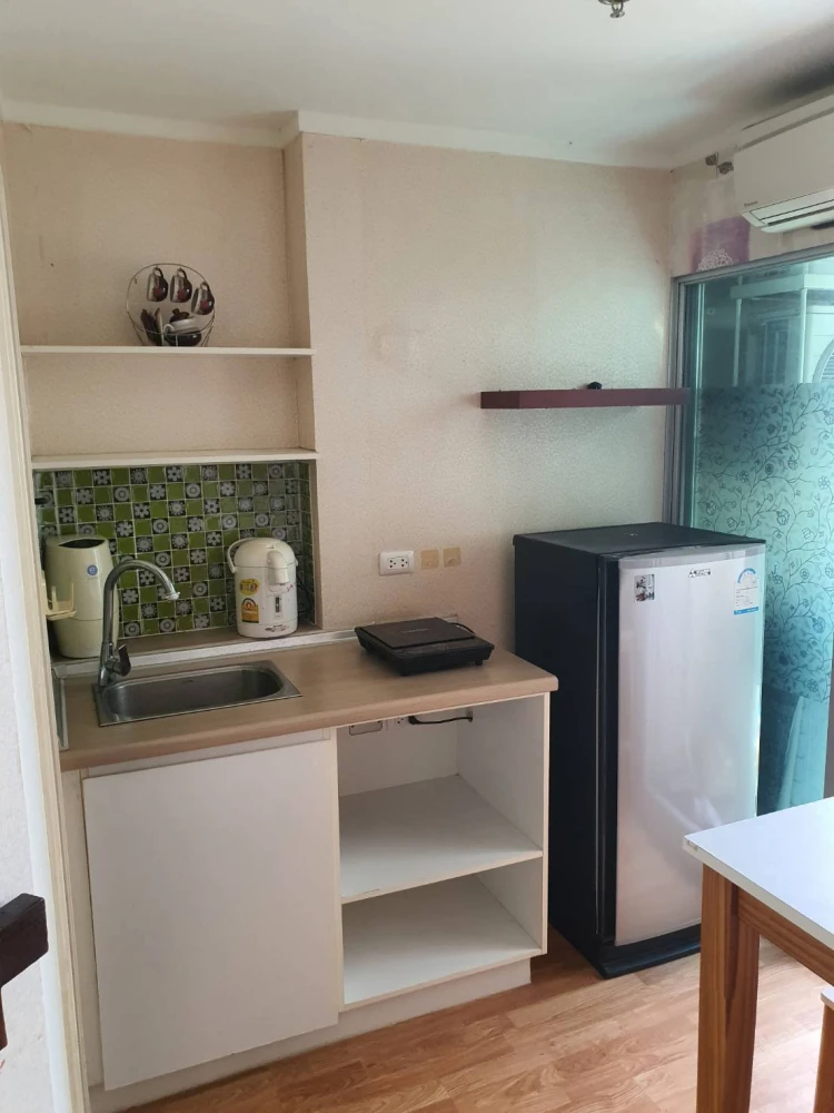 For rent: Lumpini Ville Naklua - Wongamat. A good-sized room with a well-designed layout, including a relaxation area, workspace, kitchen area, and a