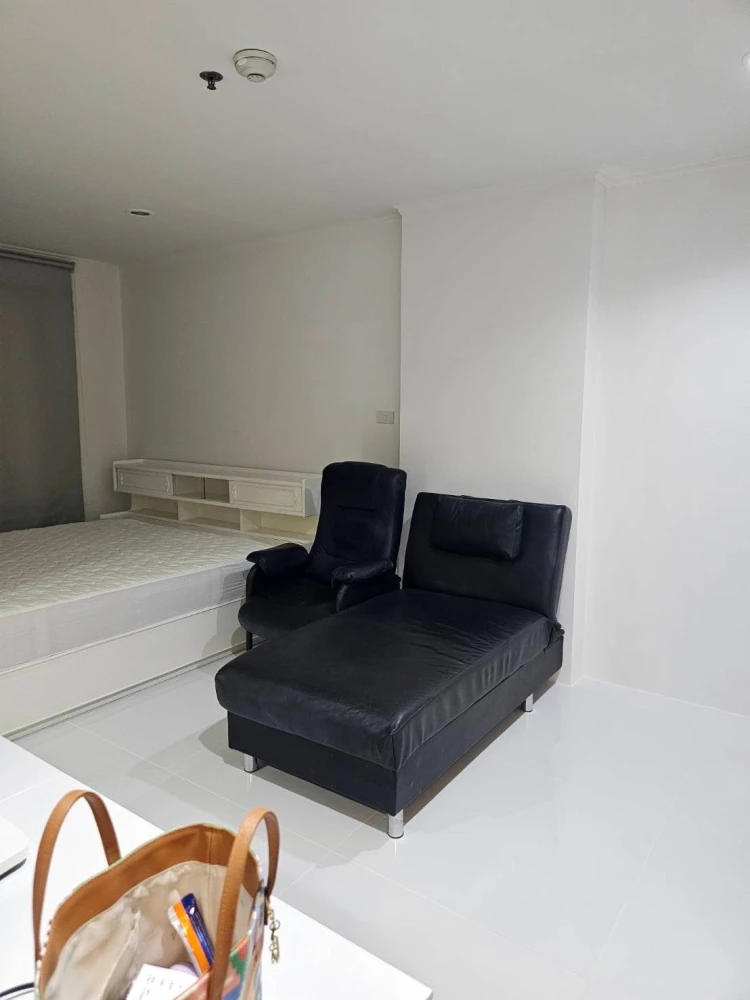 For rent: Lumpini Ville Phahonyothin-Sutthisan, 4th floor, fully furnished room, ready to move in, hurry and book now, urgent!