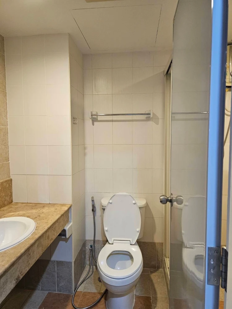 For rent: Lumpini Ville Phahonyothin-Sutthisan, 4th floor, fully furnished room, ready to move in, hurry and book now, urgent!