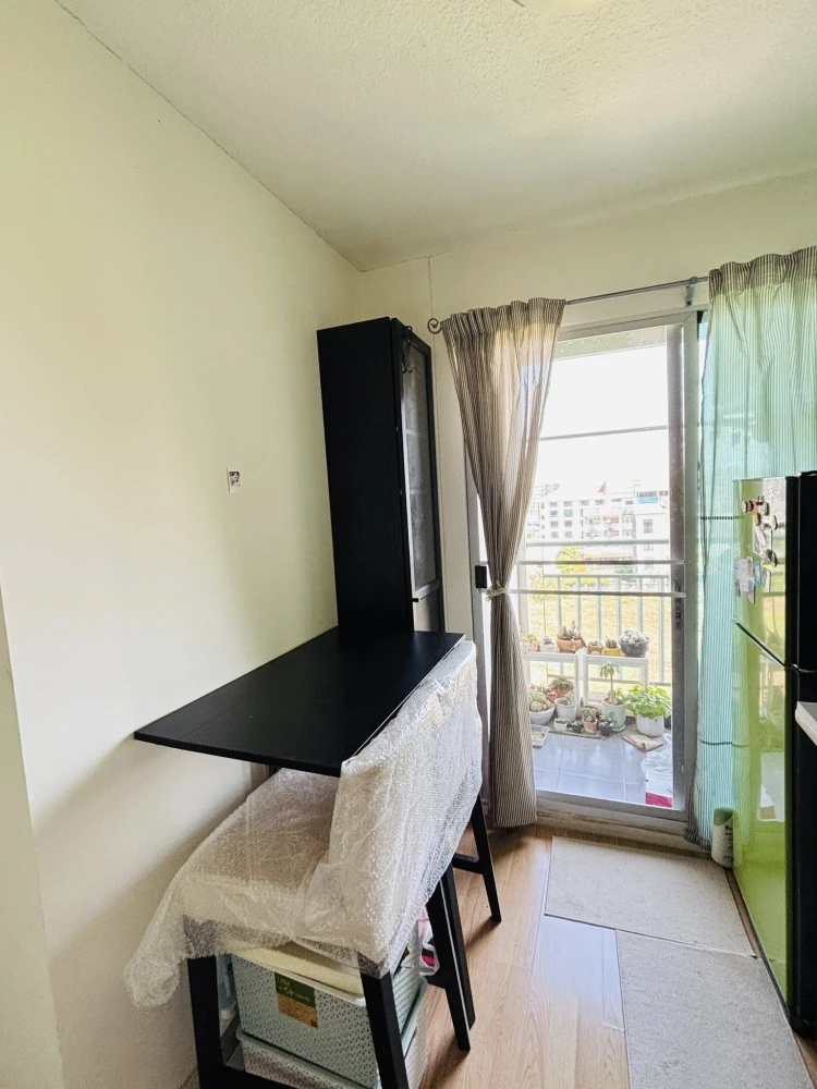 For rent: Lumpini Ville On Nut - Lat Krabang. Morning sun, not hot in the afternoon, comfortable for sleeping, energy efficient, swimming pool view, q