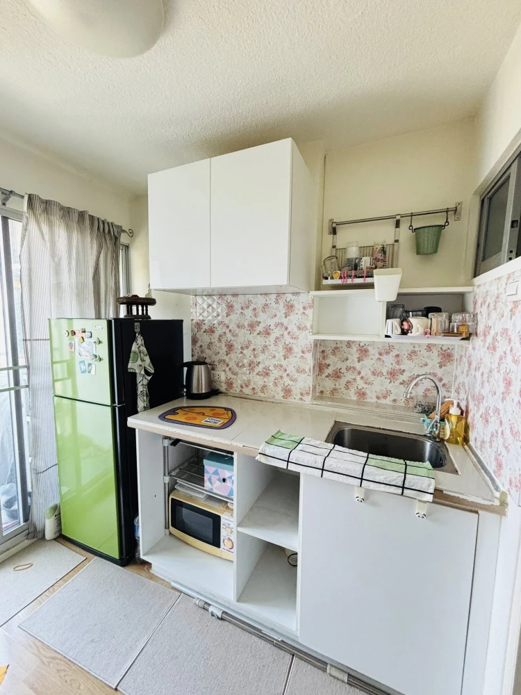 For rent: Lumpini Ville On Nut - Lat Krabang. Morning sun, not hot in the afternoon, comfortable for sleeping, energy efficient, swimming pool view, q