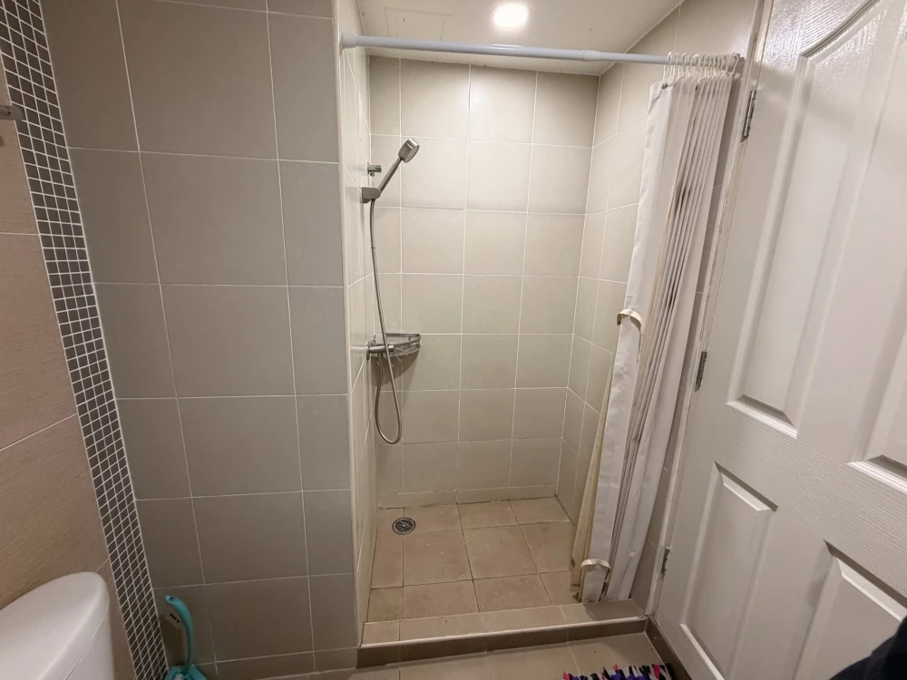 For rent: Lumpini Ville Chaengwattana-Pak Kret, private balcony with city and swimming pool views, fully furnished with appliances, ready to move in.