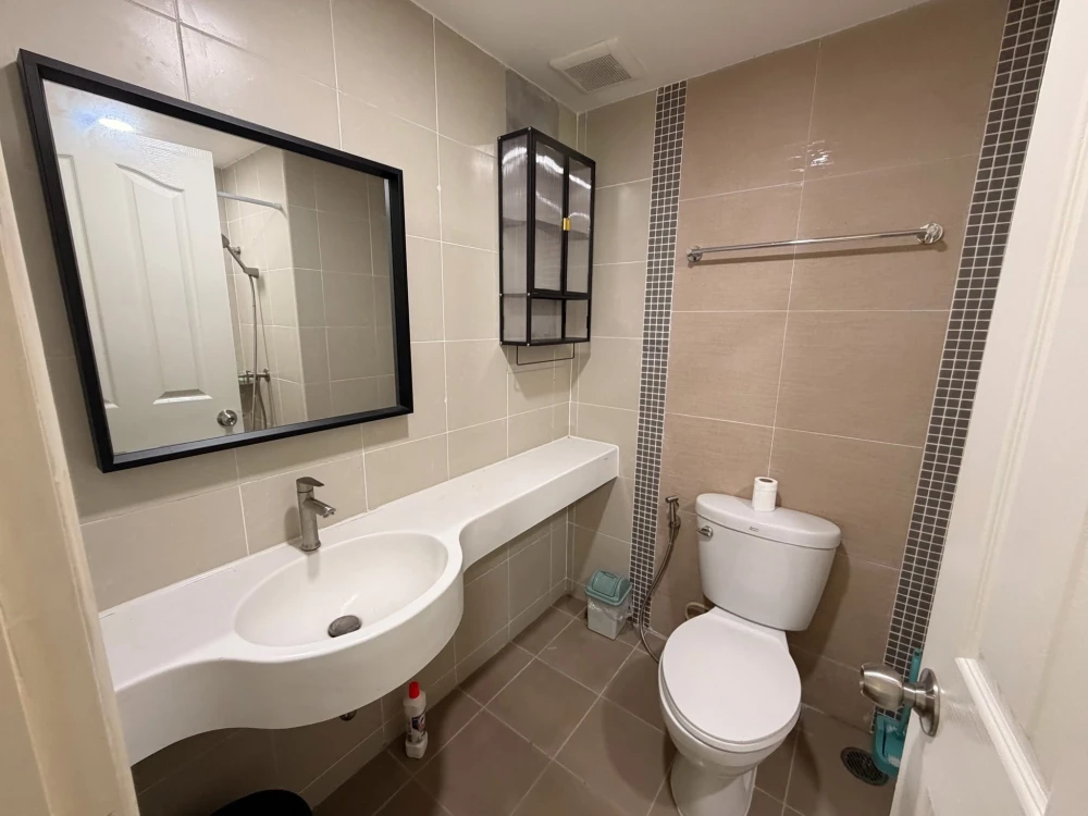 For rent: Lumpini Ville Chaengwattana-Pak Kret, private balcony with city and swimming pool views, fully furnished with appliances, ready to move in.