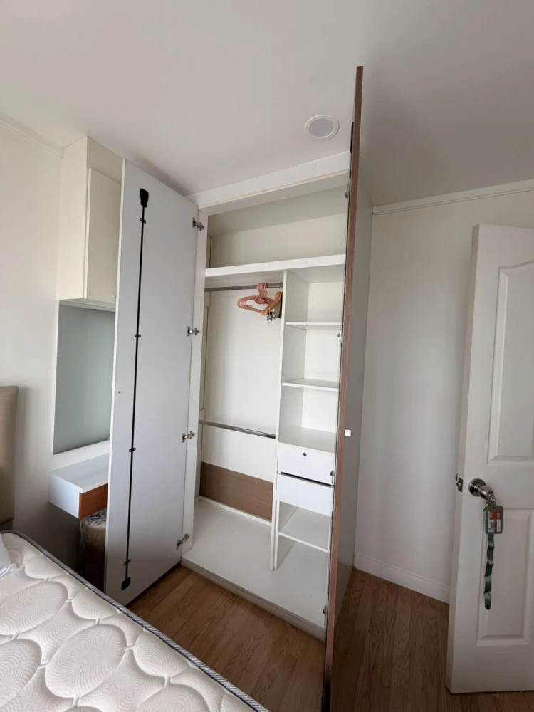 For rent: Lumpini Ville Chaengwattana-Pak Kret, private balcony with city and swimming pool views, fully furnished with appliances, ready to move in.