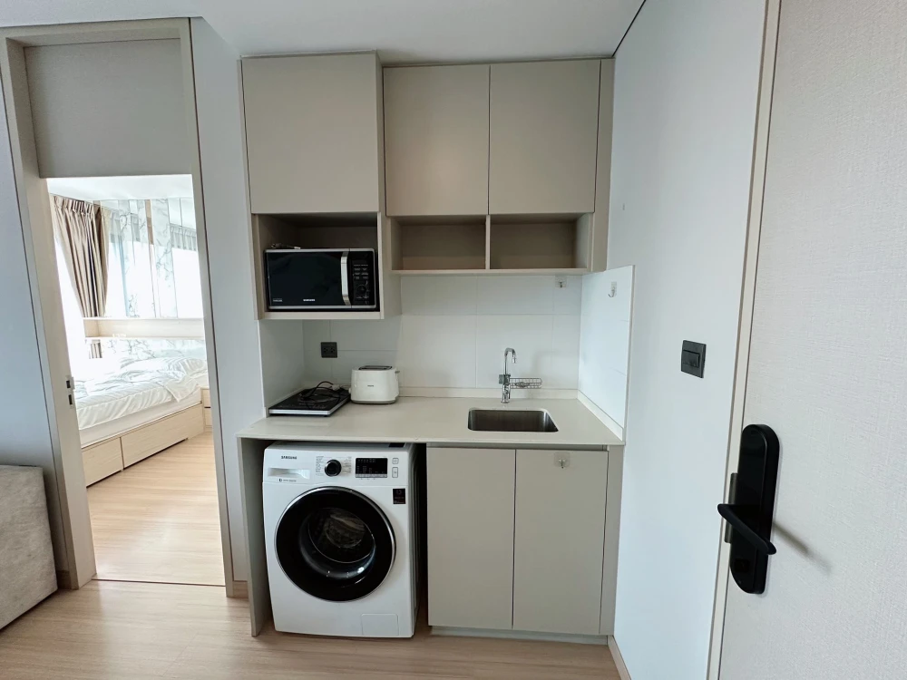 For rent: Lumpini Suite Phetchaburi-Makkasan, high floor unit, fully furnished with built-in furniture and all appliances. Just bring your suitcase an