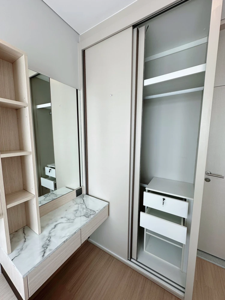 For rent: Lumpini Suite Phetchaburi-Makkasan, high floor unit, fully furnished with built-in furniture and all appliances. Just bring your suitcase an