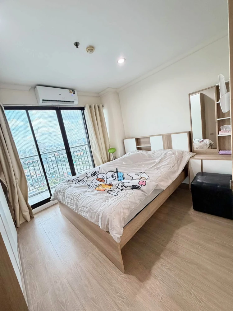 For Rent: Lumpini Place Narathiwas-Chaopraya. Spacious, comfortable, and airy unit located on a very high floor. Fully furnished and ready to move in.