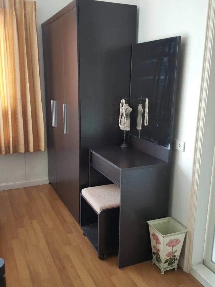 For rent: Lumpini Place Narathiwas-Chao Phraya, studio room with stunning full river view. Enjoy a cool breeze. Don't miss out!