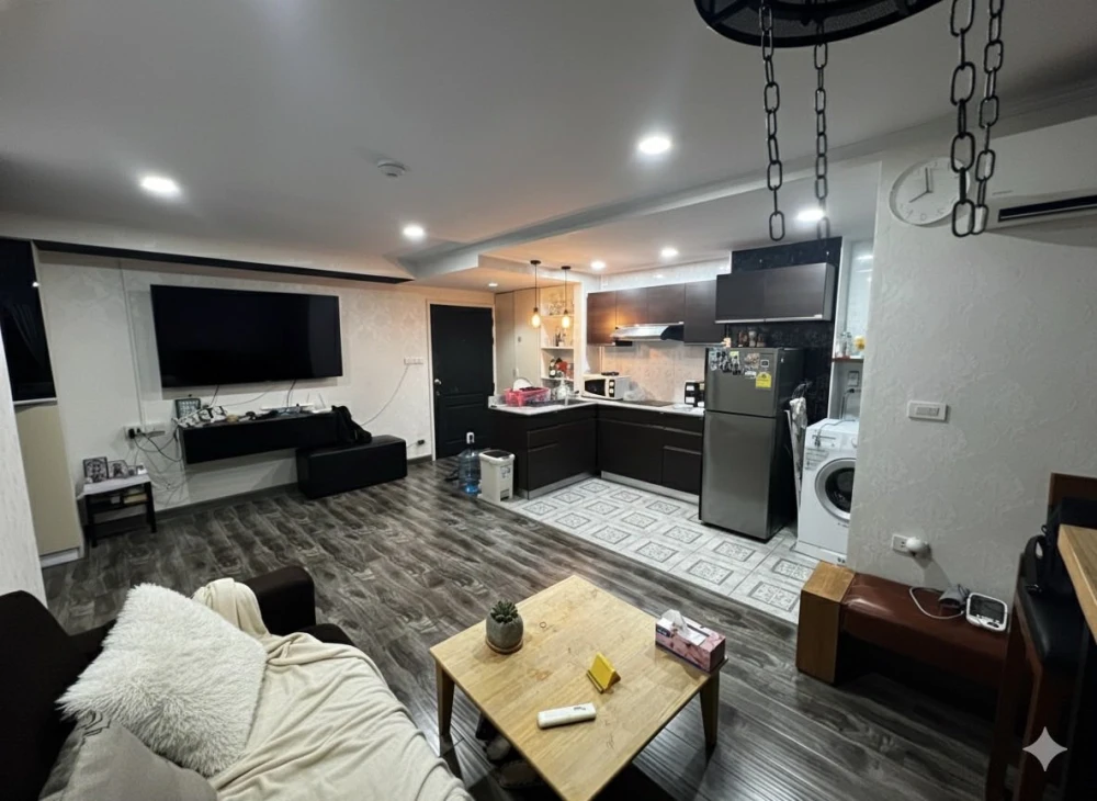 For rent: Lumpini Place Narathiwas 24, 5th floor, Building A. Spacious room with plenty of usable space. Just bring your belongings and move in!