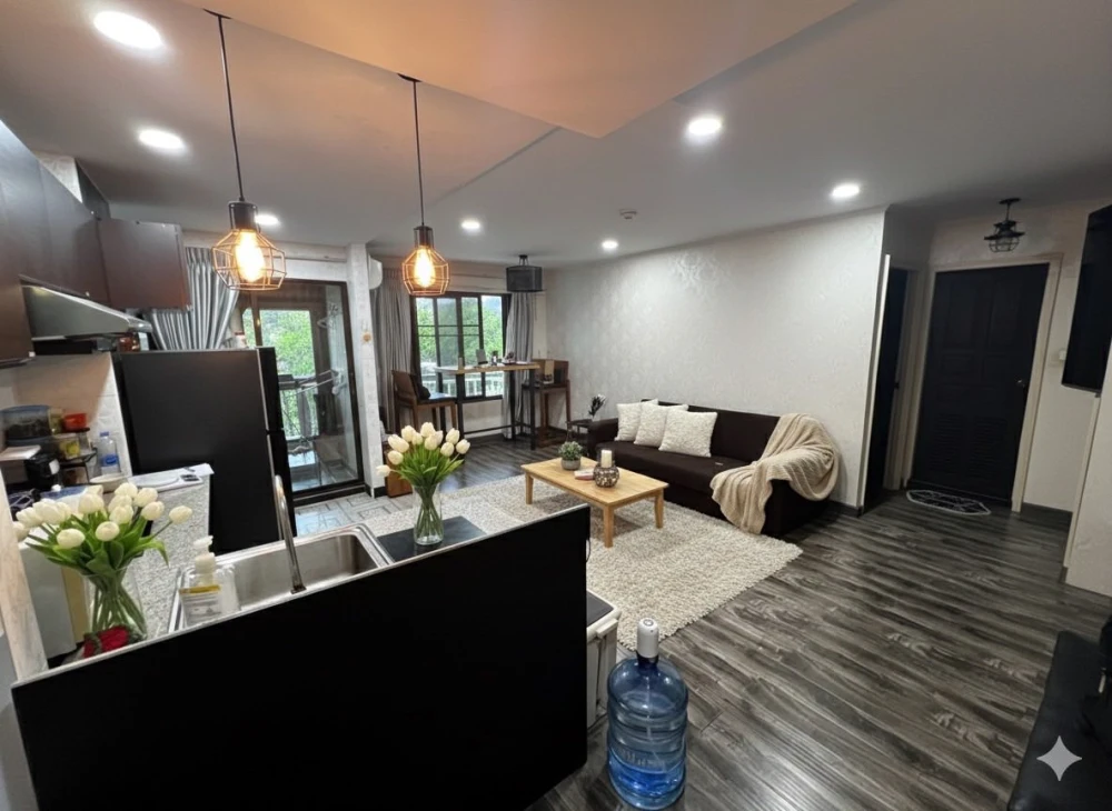 For rent: Lumpini Place Narathiwas 24, 5th floor, Building A. Spacious room with plenty of usable space. Just bring your belongings and move in!