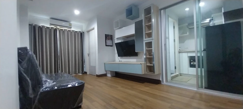 For rent: Lumpini Place Borommaratchachonnani - Pinklao. Ready to move in, fully furnished, high floor, spacious room. Book now!