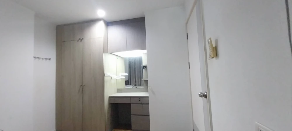 For rent: Lumpini Place Borommaratchachonnani - Pinklao. Ready to move in, fully furnished, high floor, spacious room. Book now!