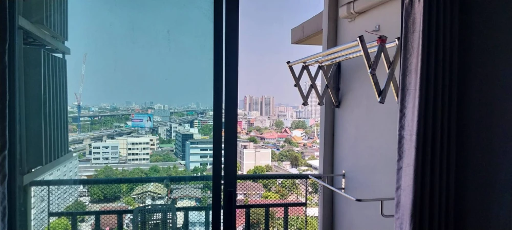 For rent: Lumpini Place Borommaratchachonnani - Pinklao. Ready to move in, fully furnished, high floor, spacious room. Book now!