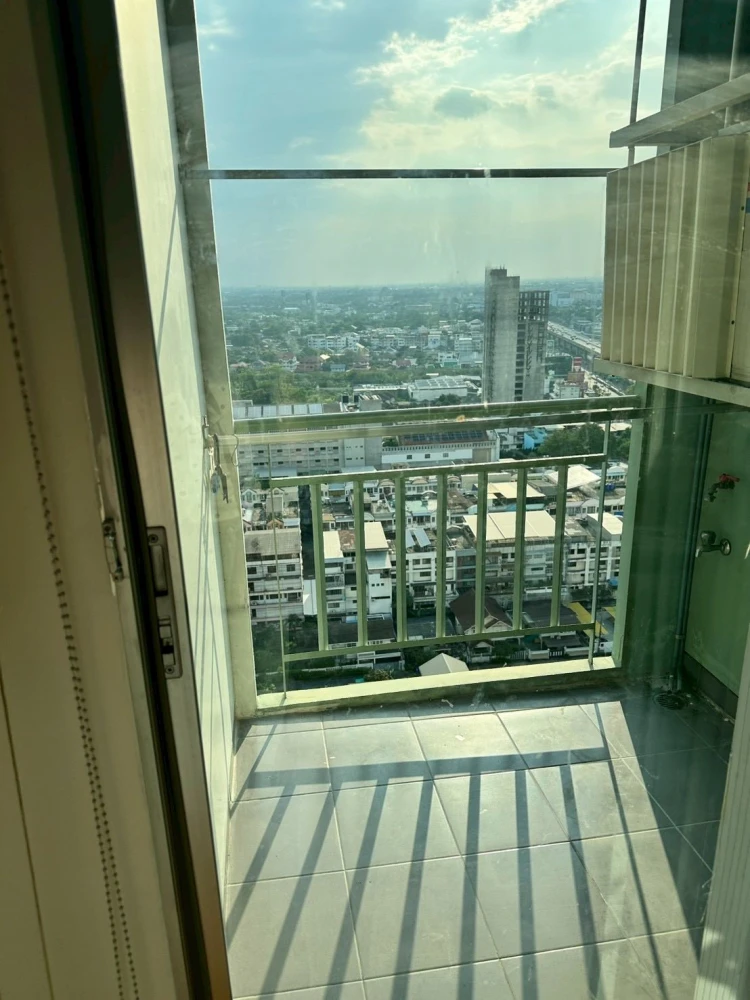 For rent: Lumpini Place Borommaratchachonnani - Pinklao. Ready-to-move-in unit, high floor, fully furnished, affordable price. Book now!