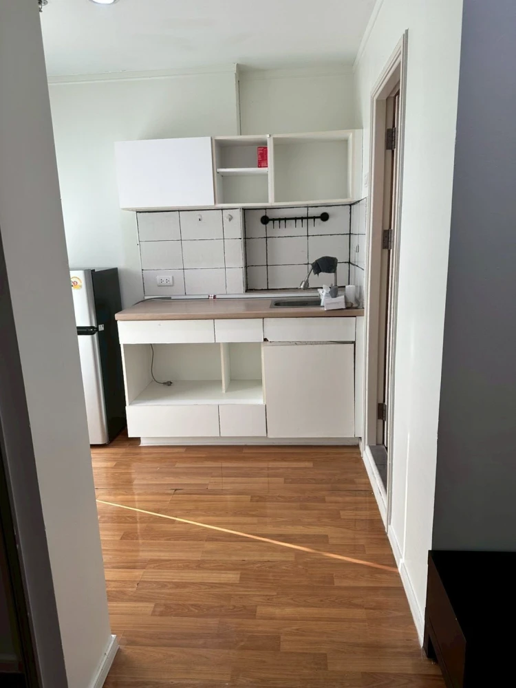 For rent: Lumpini Place Borommaratchachonnani - Pinklao. Ready-to-move-in unit, high floor, fully furnished, affordable price. Book now!